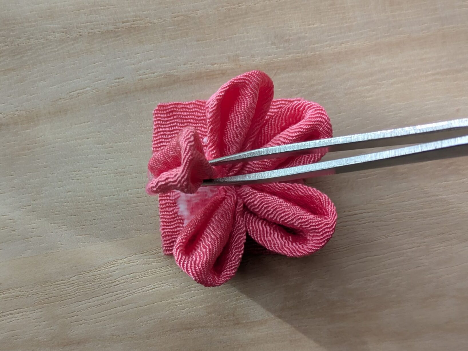 ピンクの花びらを5枚配置していく