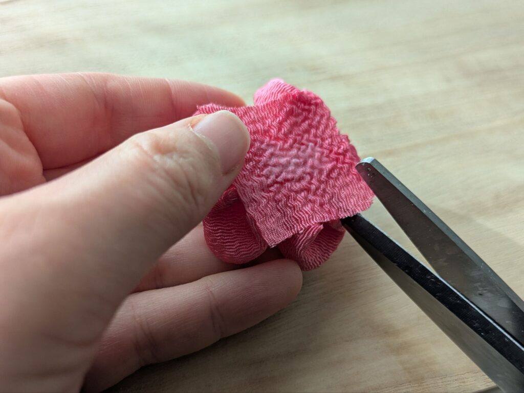 ピンクの布の裏側をカットするところ