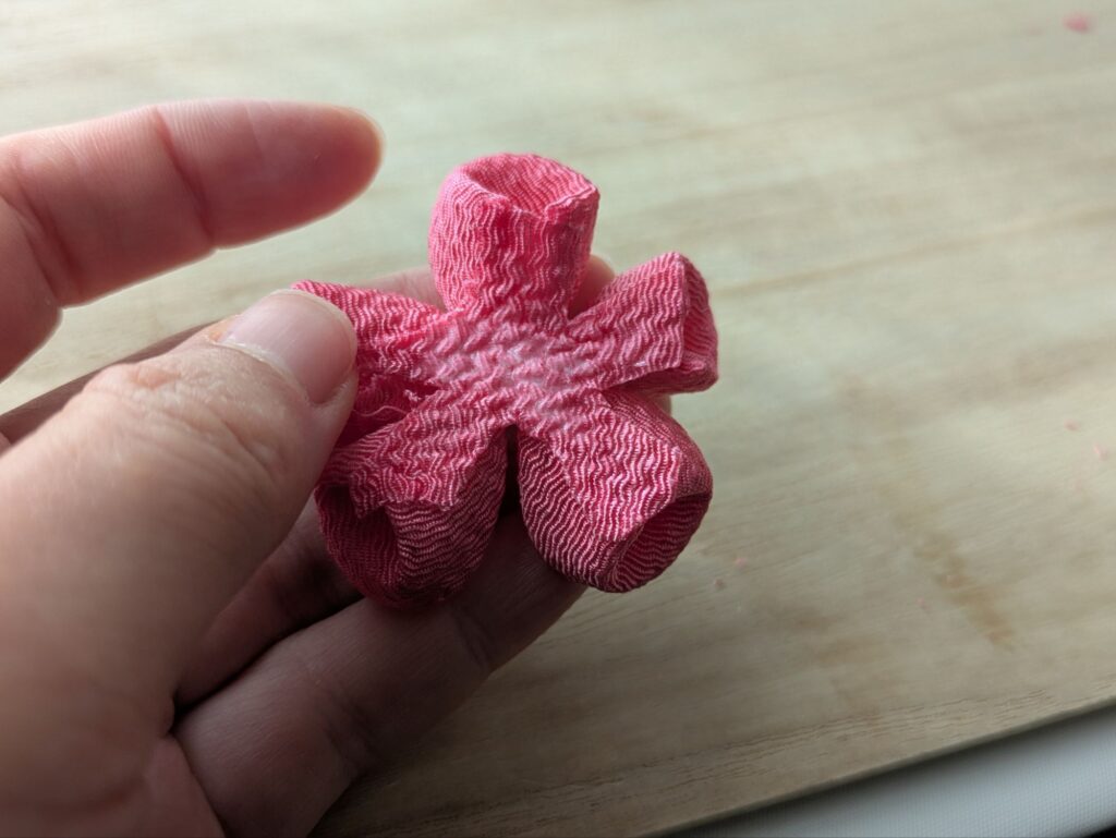 ピンクの花の裏側を切った後