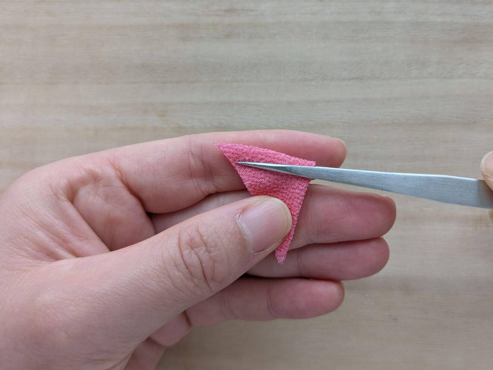 ピンクの三角形を二回折ったところ