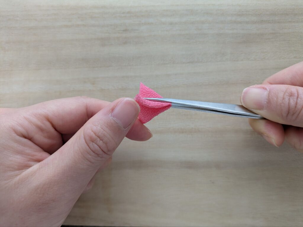 ピンクの布を開いているところ