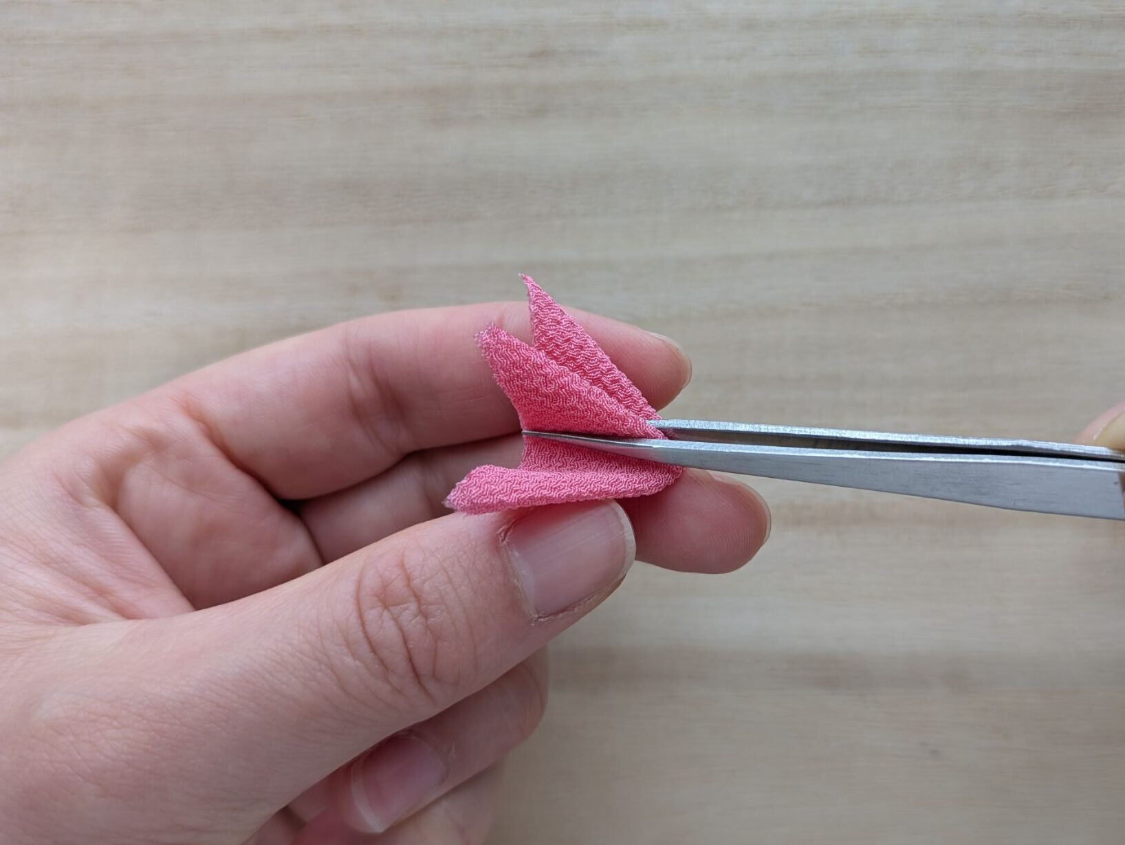 ピンクの布を外側に開き閉じるところ