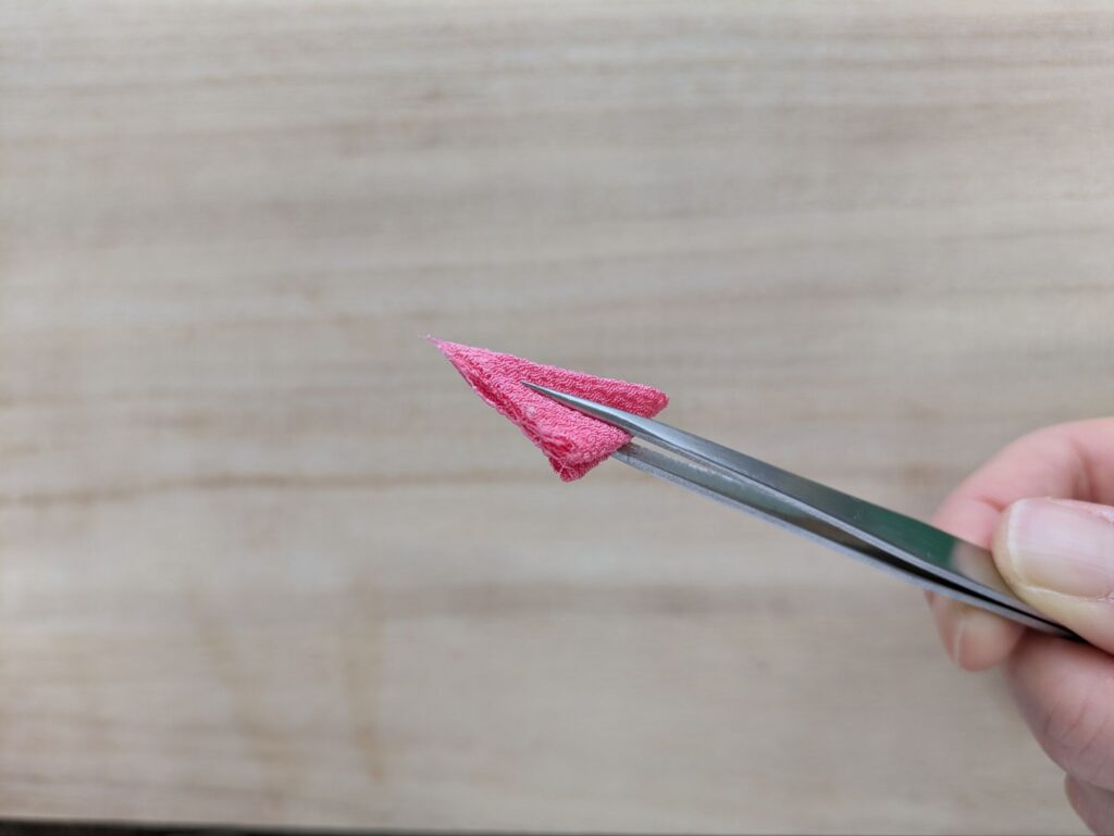 ピンクの花びらの切り口をボンドでくっつけたところ