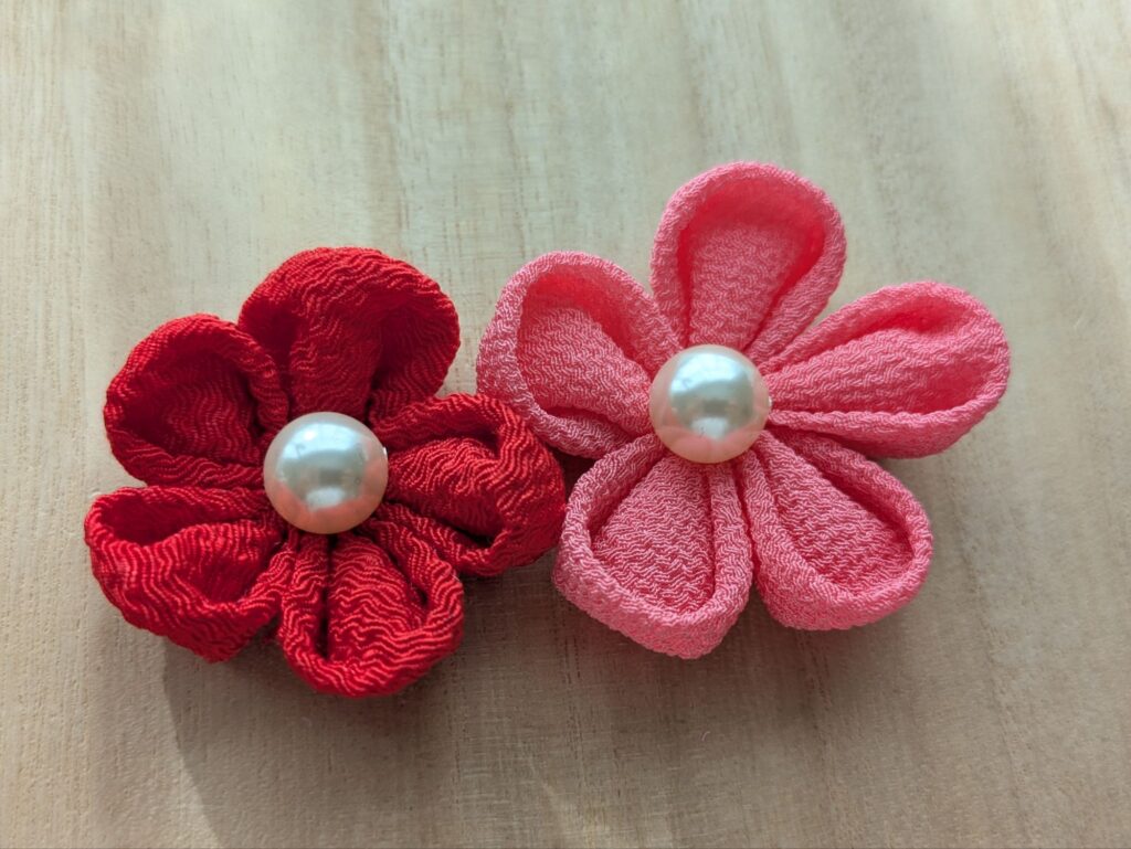 赤のピンクの布で作成した丸つまみの花