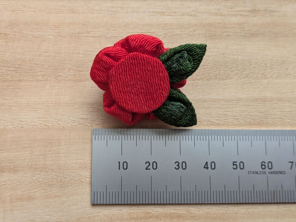 完成した椿と定規を並べた写真（裏）