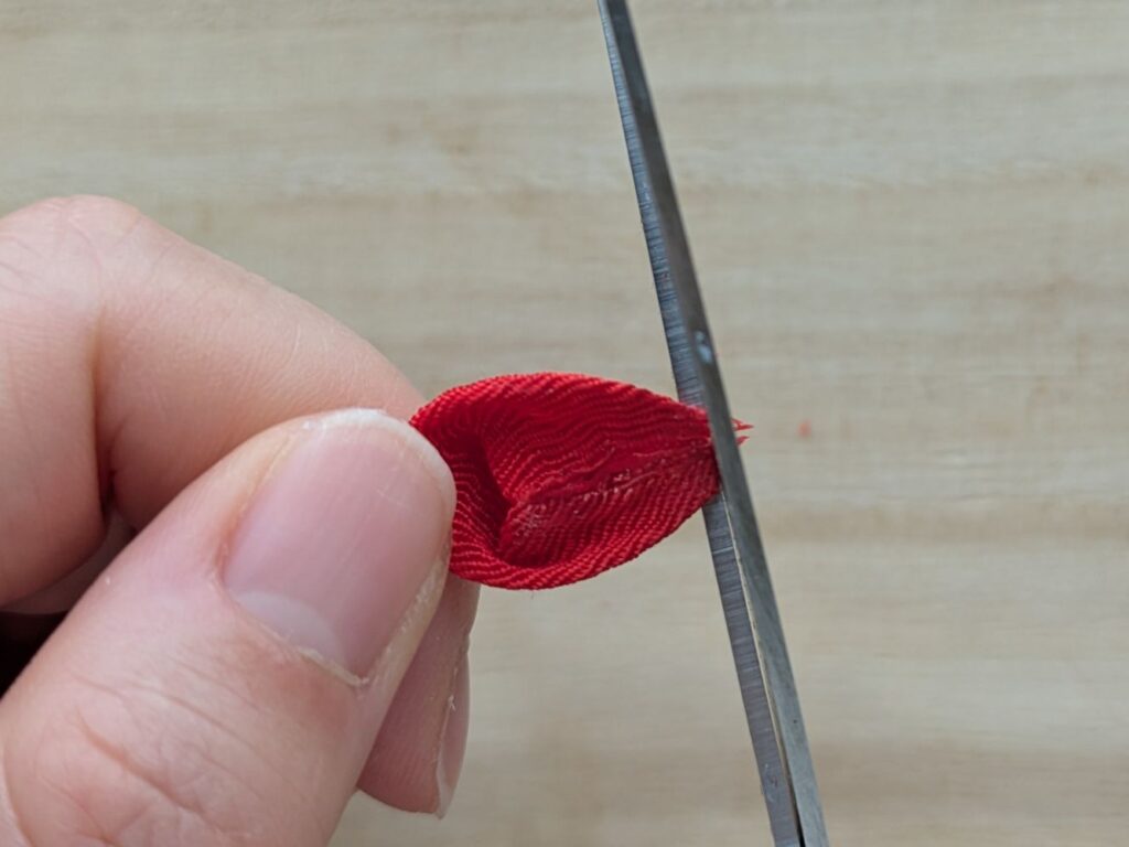 花びらの先をカットしている