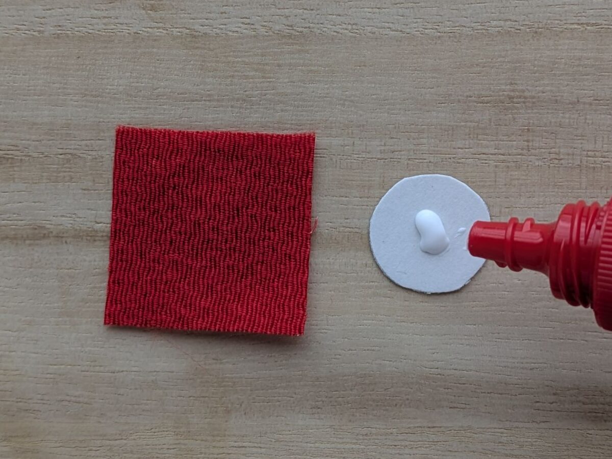 円形の台紙にボンドをつけているところ