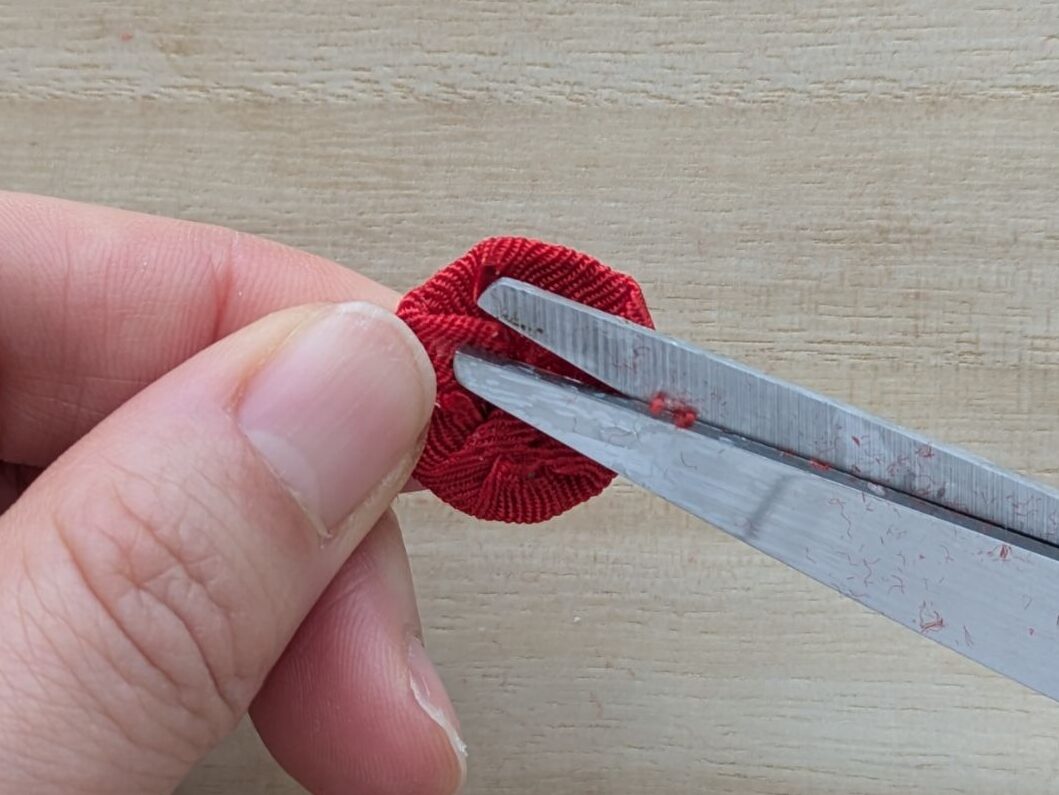 張り付けた布の余分な部分をカットしているところ