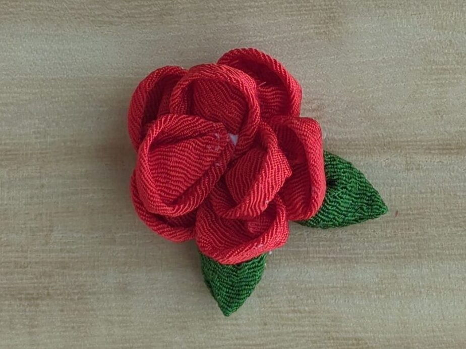 丸つまみの花びら3枚を配置したところ