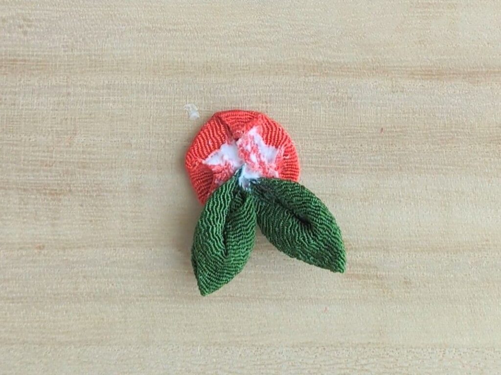 土台に葉っぱ2枚を置いているところ