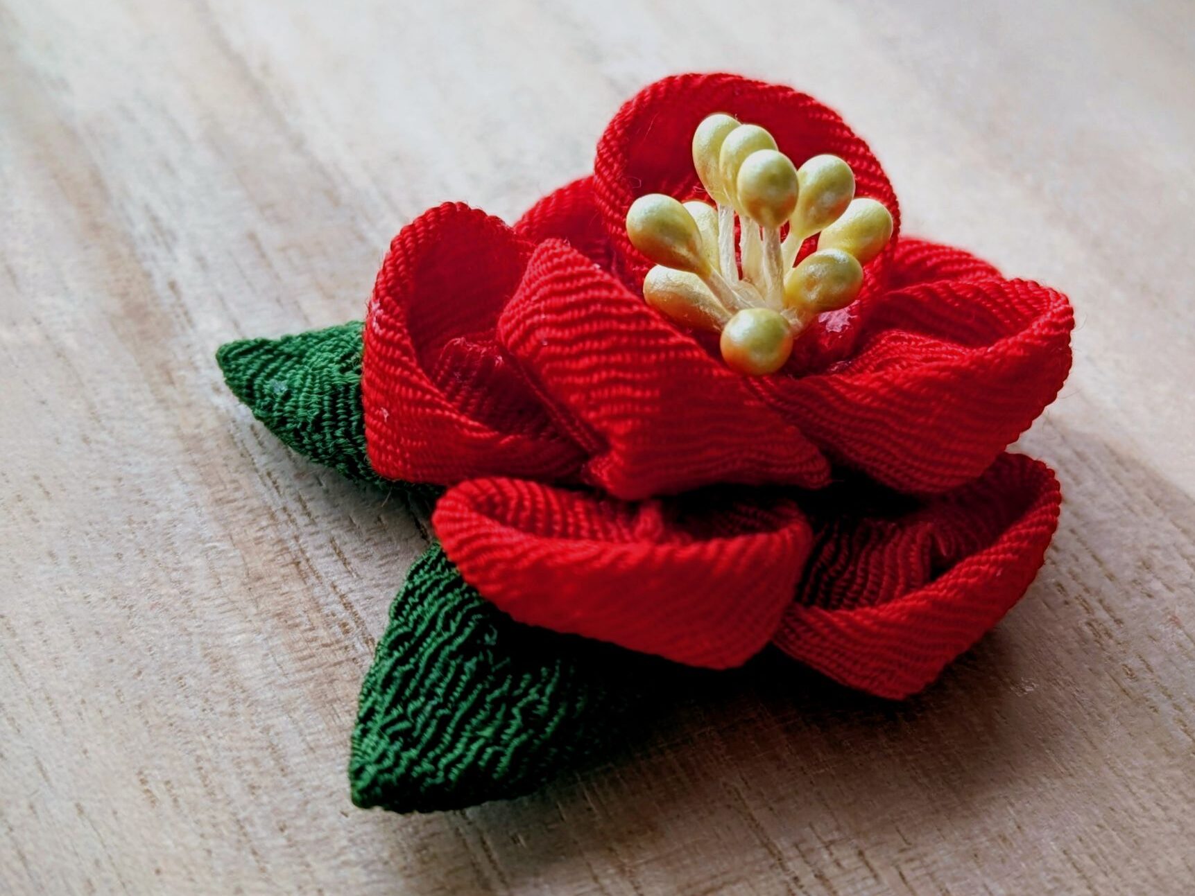 赤い椿のつまみ細工完成写真