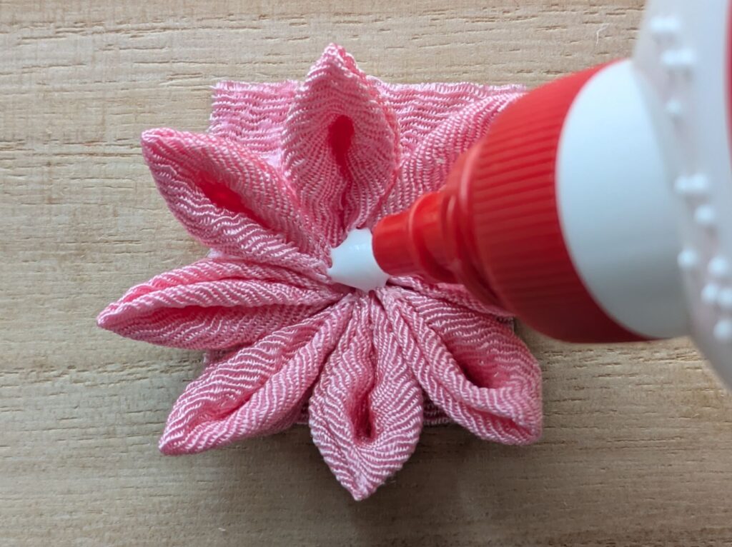 花の中心にボンドを置く