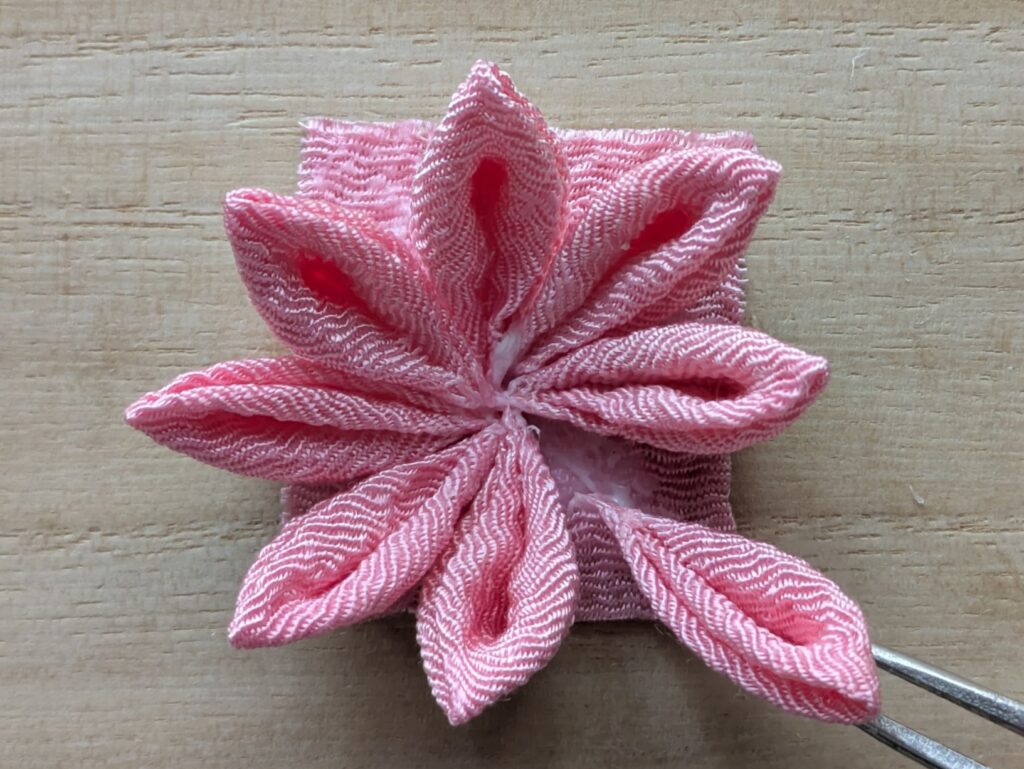 剣つまみの花びら8枚を配置する