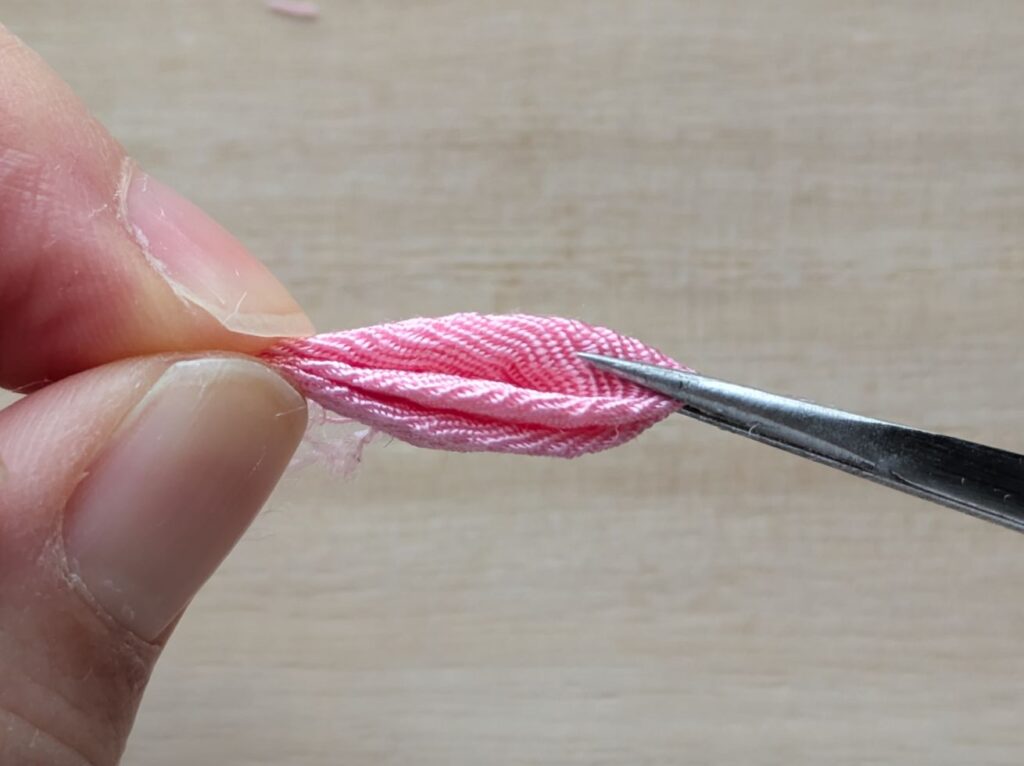 3回折った布の先をピンセットで引っ張る