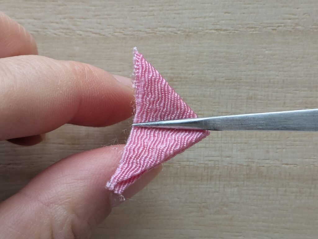 2回三角に折った布の両端に指を添える