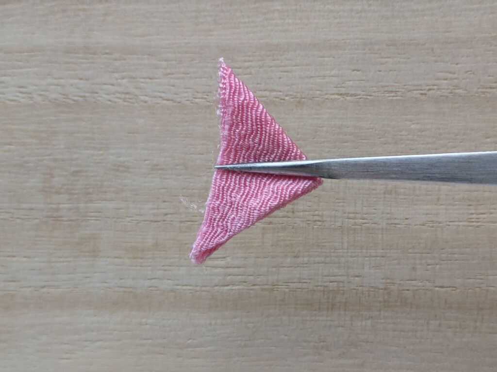 2回折った布をピンセットで持つ
