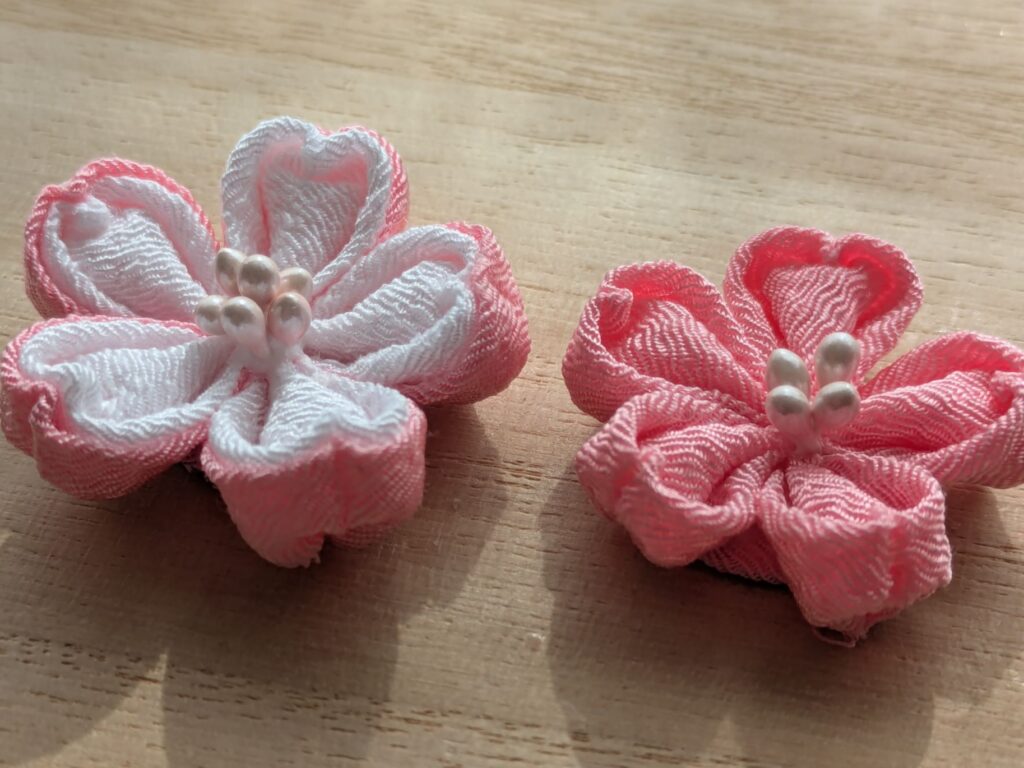 桜のつまみ細工を斜めから撮影