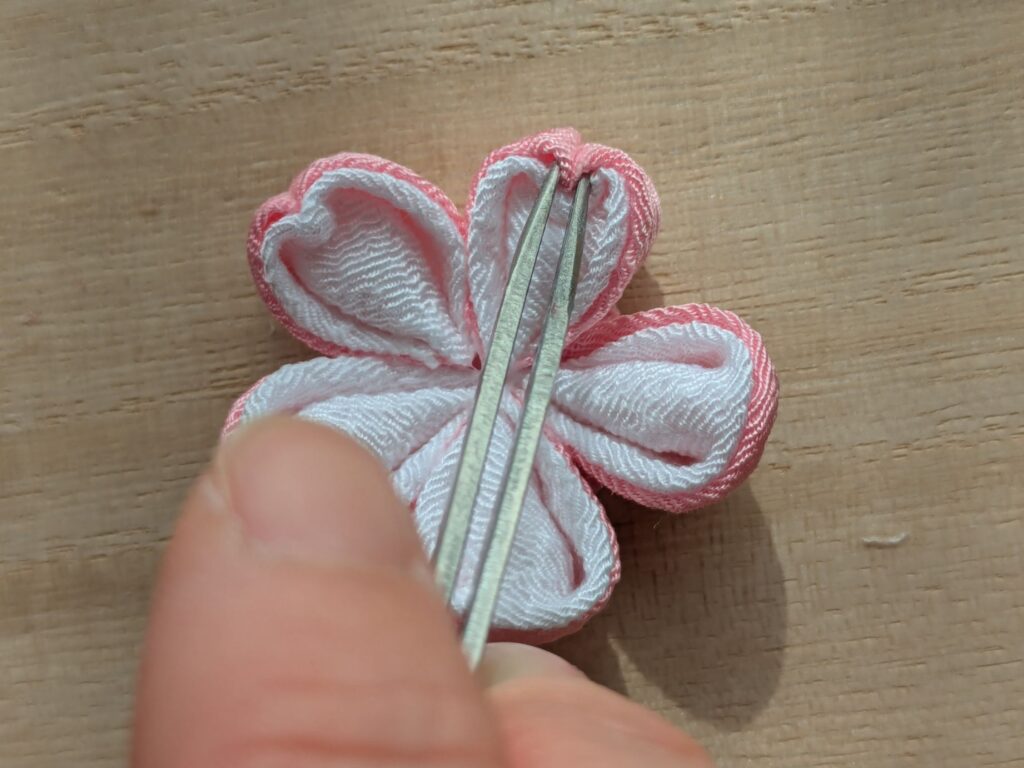二重丸つまみの内側をピンセットでつまむ