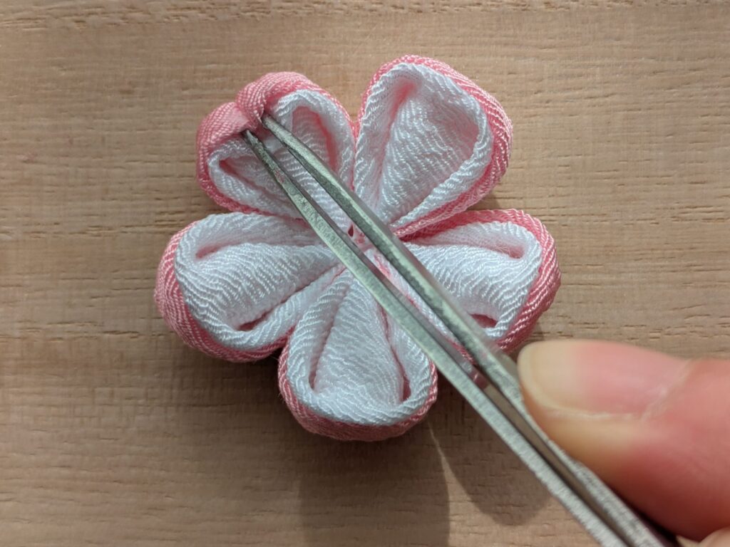 二重丸つまみの外側をつまむ