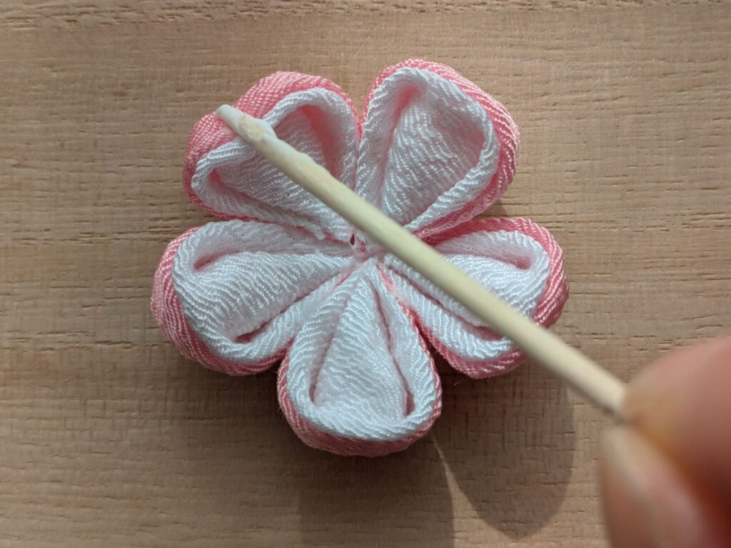 二重丸つまみの外側にボンドを塗る