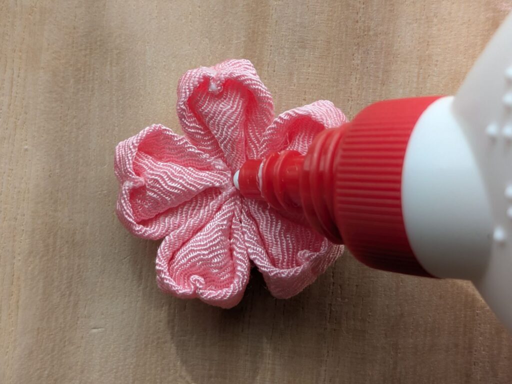 桜の花の中心にボンドをつける