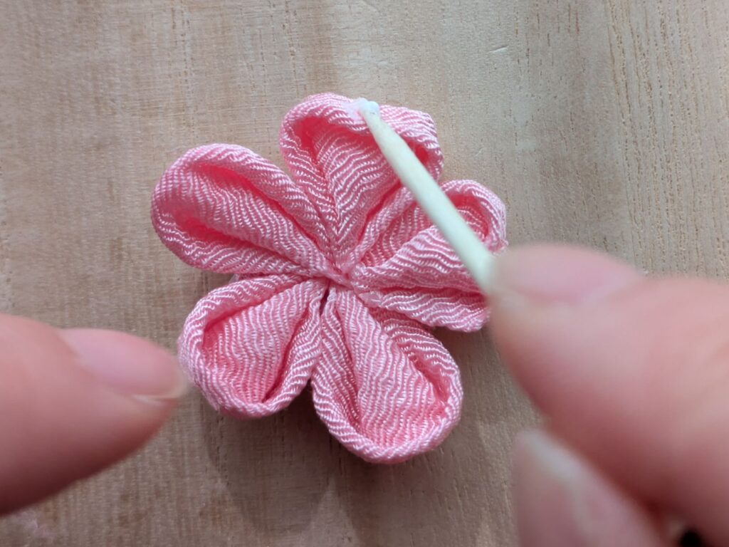 丸つまみの花びらの外側にボンドをつける