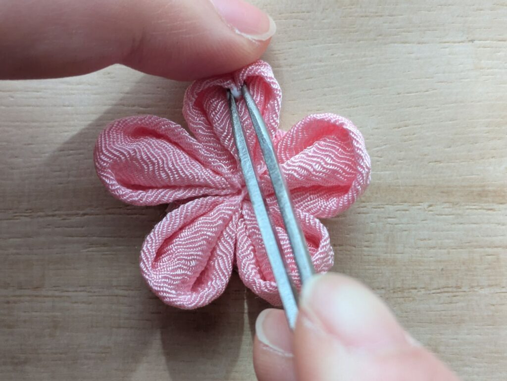 ピンセットで花の内側をつまむ