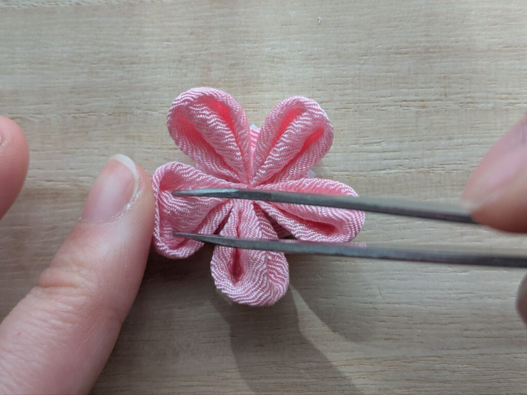 丸つまみの花を開く
