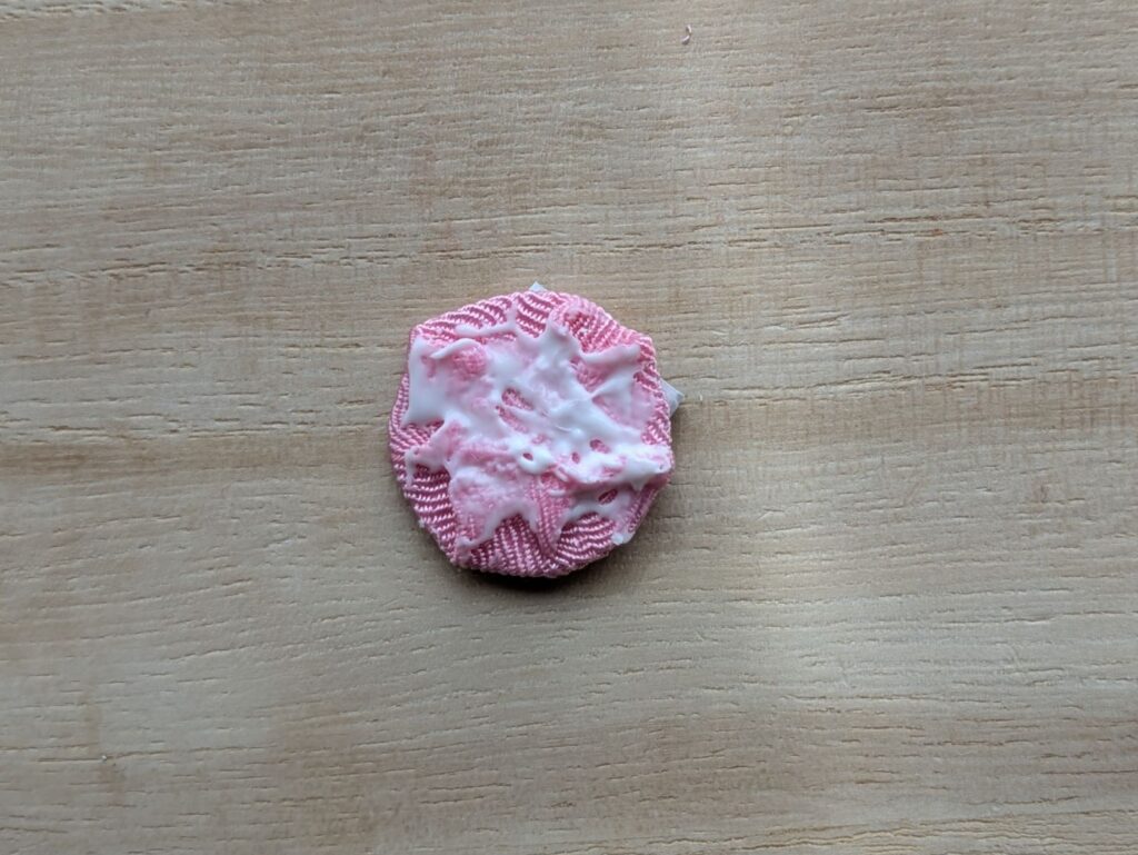 土台にボンドを塗る