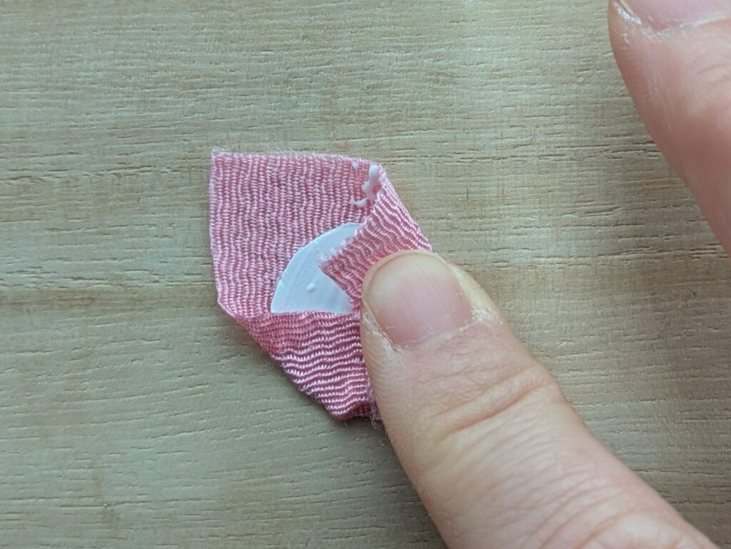 円形の厚紙を包むように布を貼る