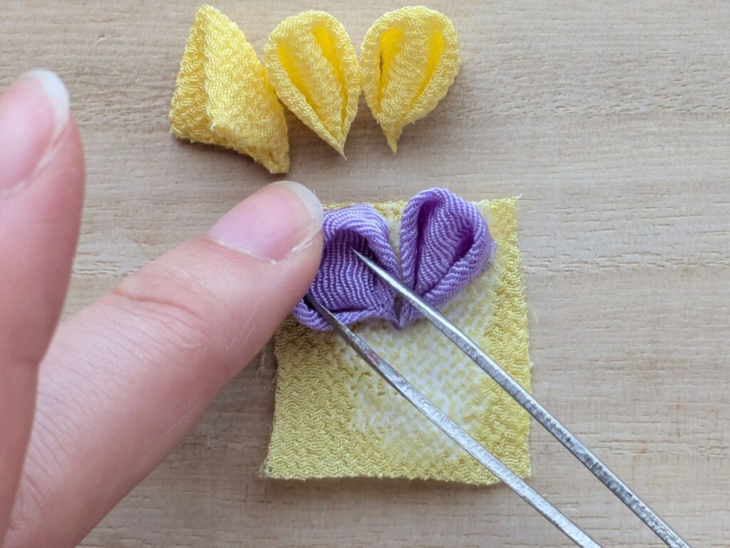 つまみ細工 パンジーの花びら（紫）を開く工程