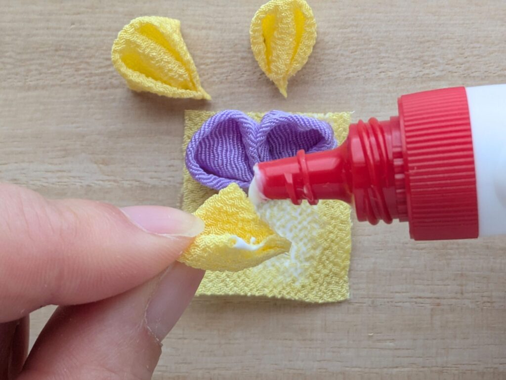 つまみ細工 パンジーの花びら小（黄）の裁ち目にボンドをつける工程