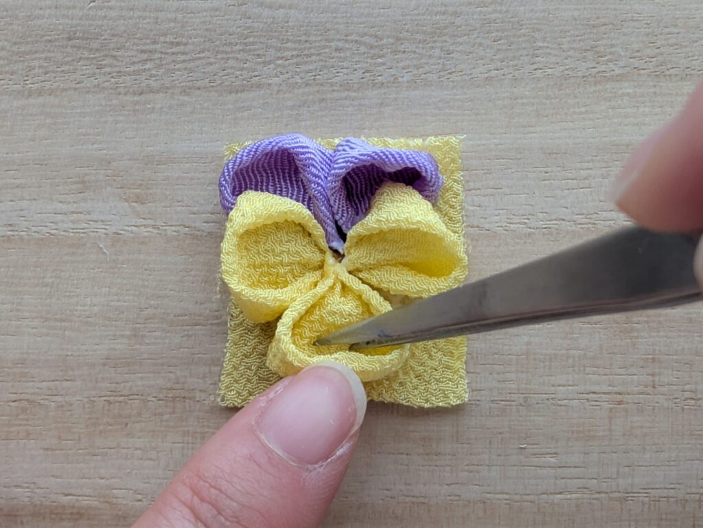 つまみ細工 パンジーの花びら大（黄）を配置してバランスを整え花を開く工程