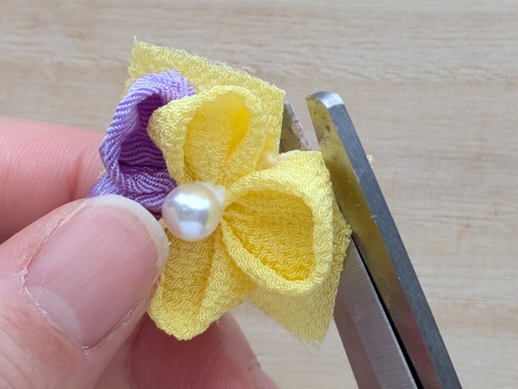 つまみ細工で作ったパンジーの土台の余分な布をカットする工程