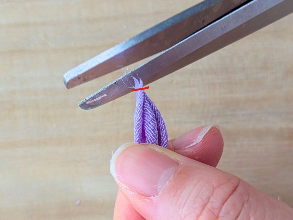 つまみ細工で作ったパンジ-の花びらの先をカットする工程