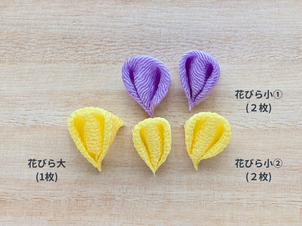 つまみ細工 パンジーの花びらを丸つまみで5枚仕上げた状態