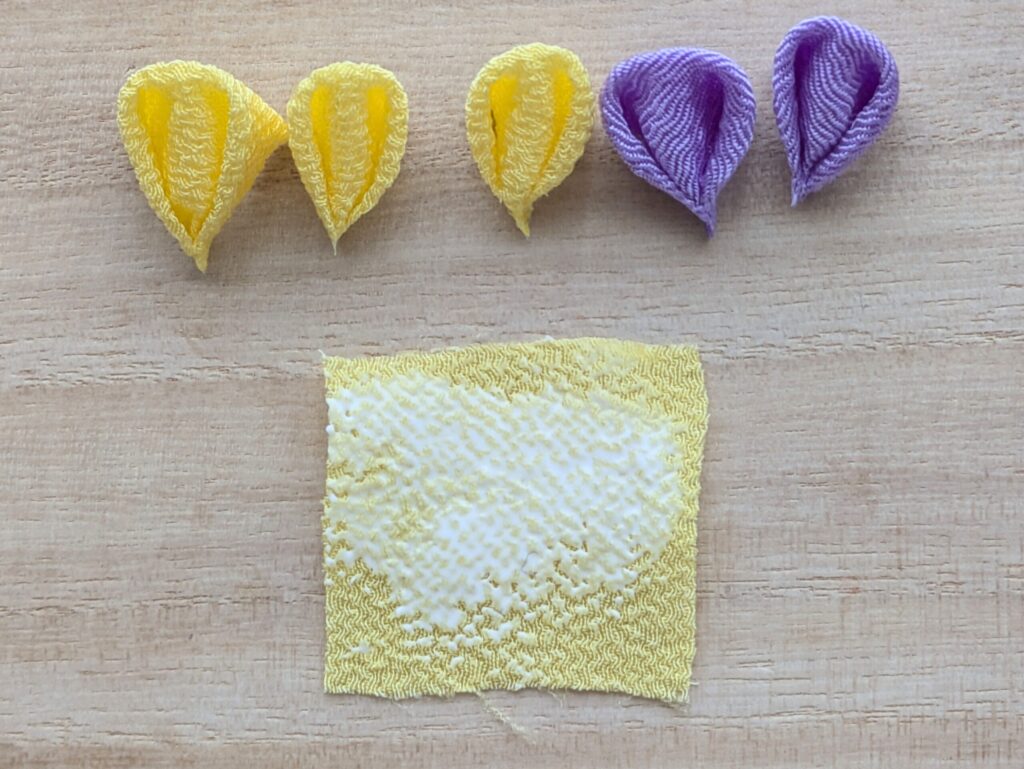 つまみ細工 パンジーの土台布（黄色3cm角）にボンドを薄く塗る工程