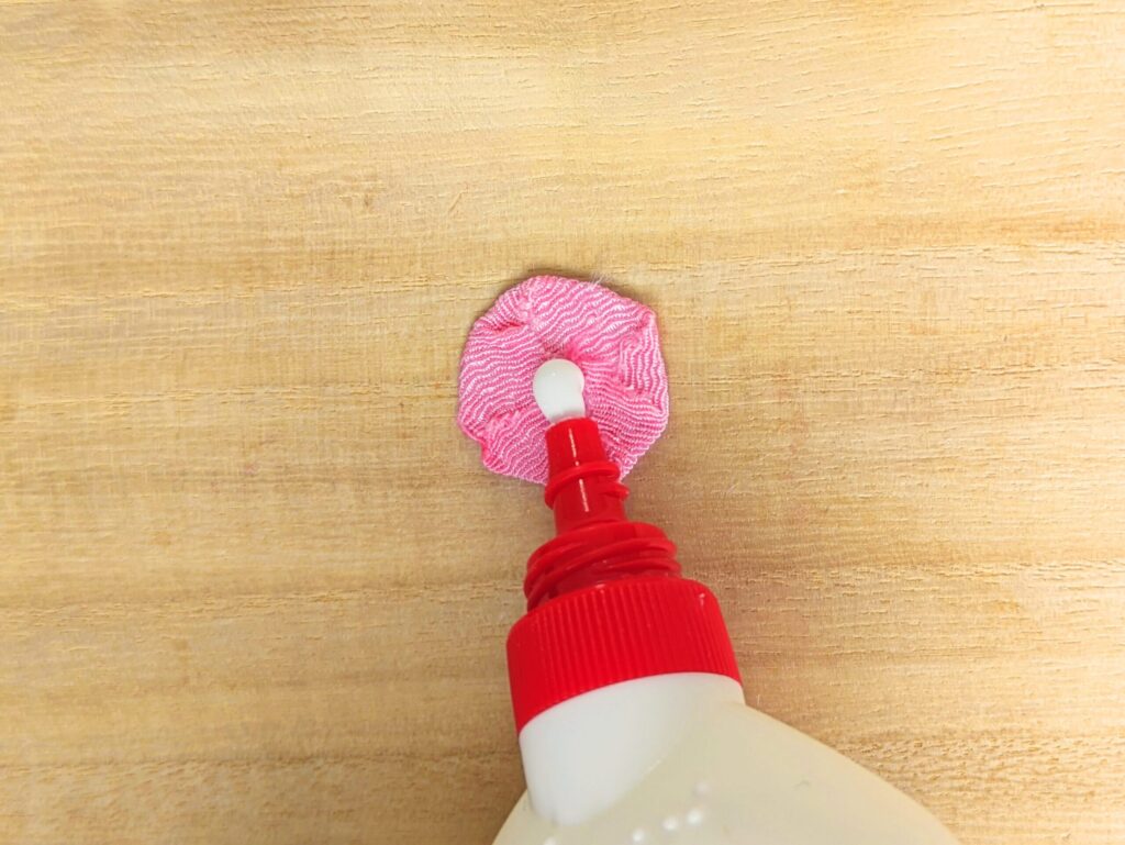 丸い土台にボンドを塗る