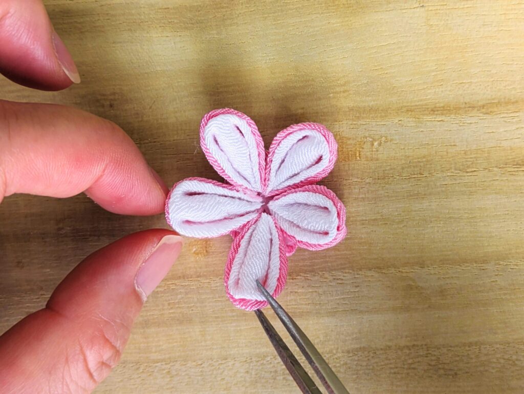 5枚の花びらを配置する