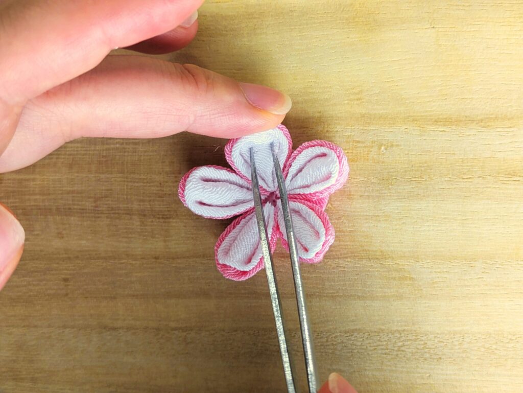 花びらの中を押し開く