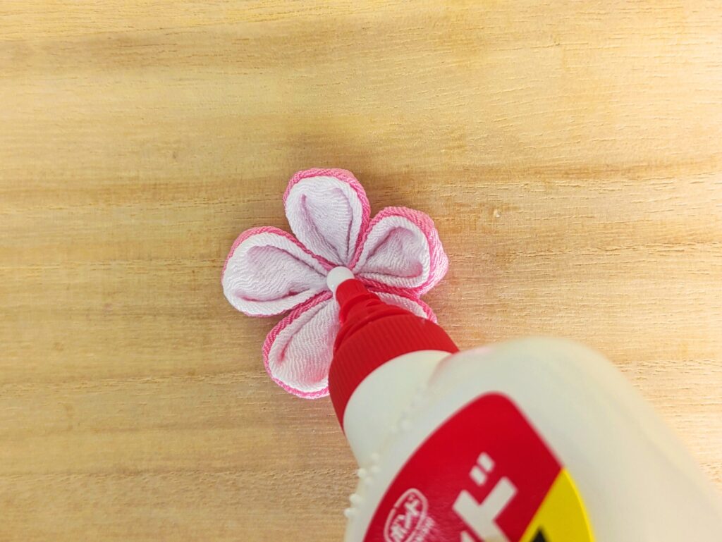 花びらの中央にボンドを置く