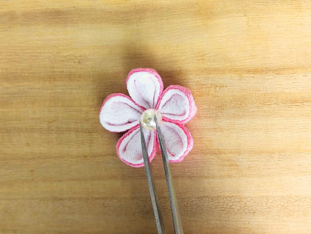 花びらの中心にパールを置く