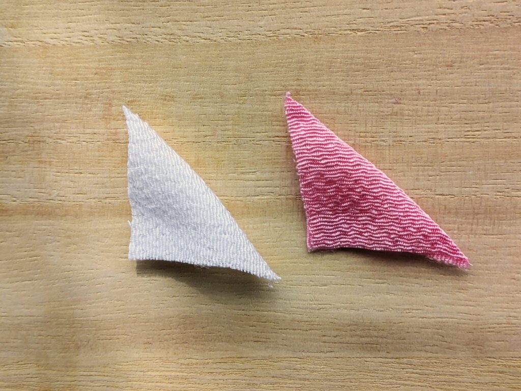 三角lに折った白とピンクの布が並んでいる