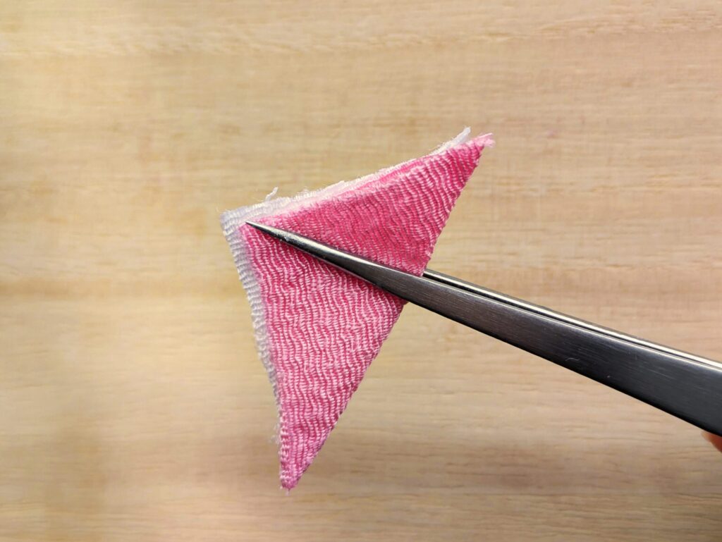 外側になるピンクの布を手前にして、後ろに白い布を重ねる