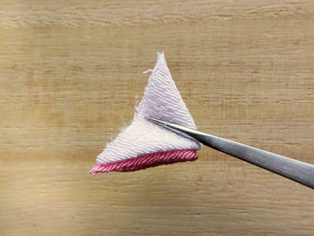 重ねた2枚の布を2回三角に折った状態