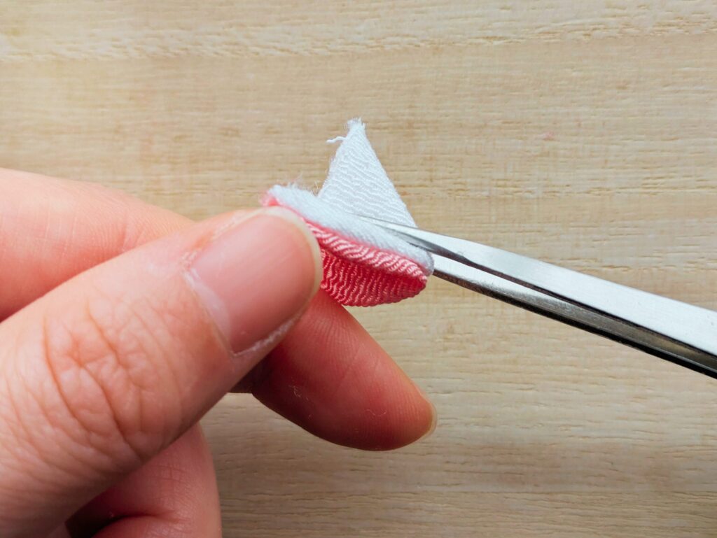 2回三角に折った布を広げているところ