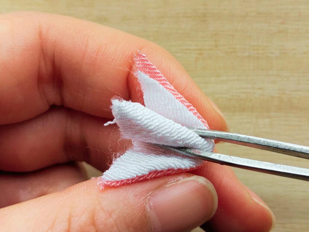更に三角に折っているところ