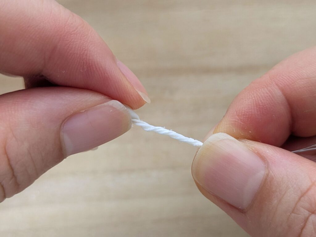 ペップの糸側をねじってボンドを固める