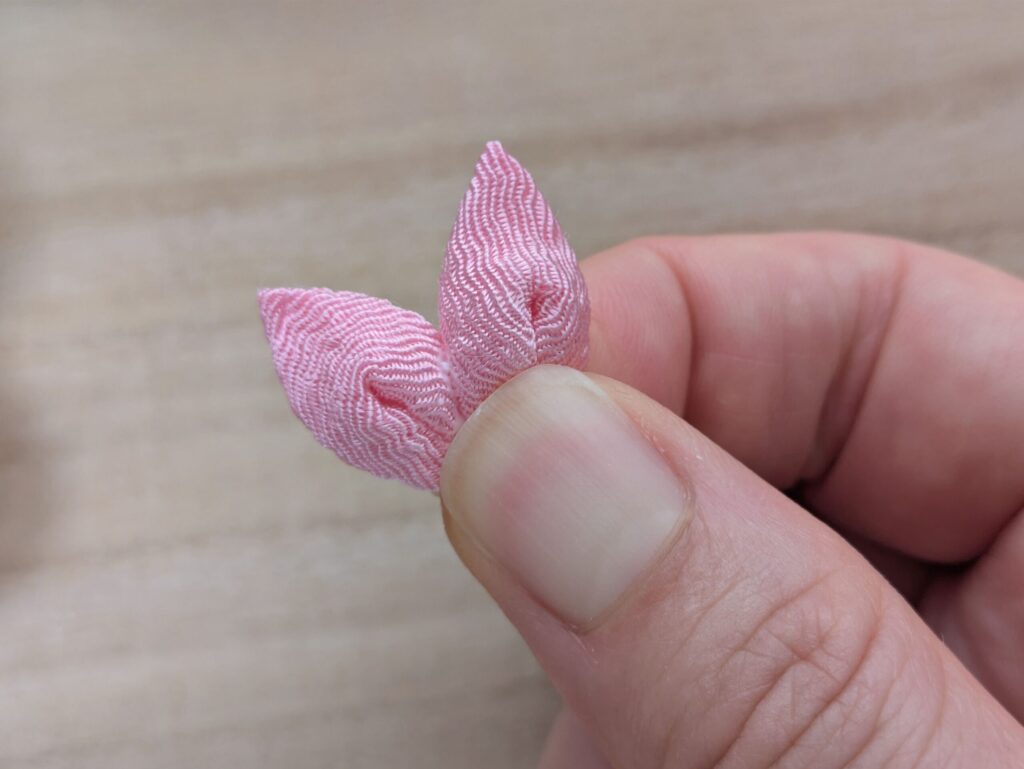 2枚重ねた剣裏返しをしっかり押さえて固める