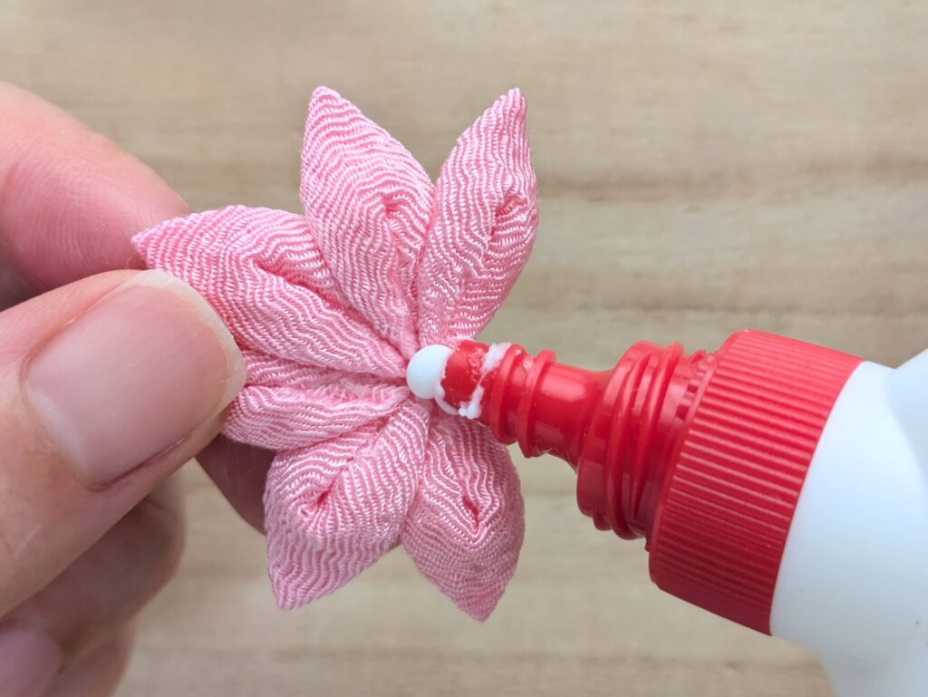 扇形の花の中心にボンドをつける